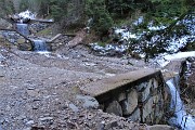 11 Al guado del torrente incomiincia la neve